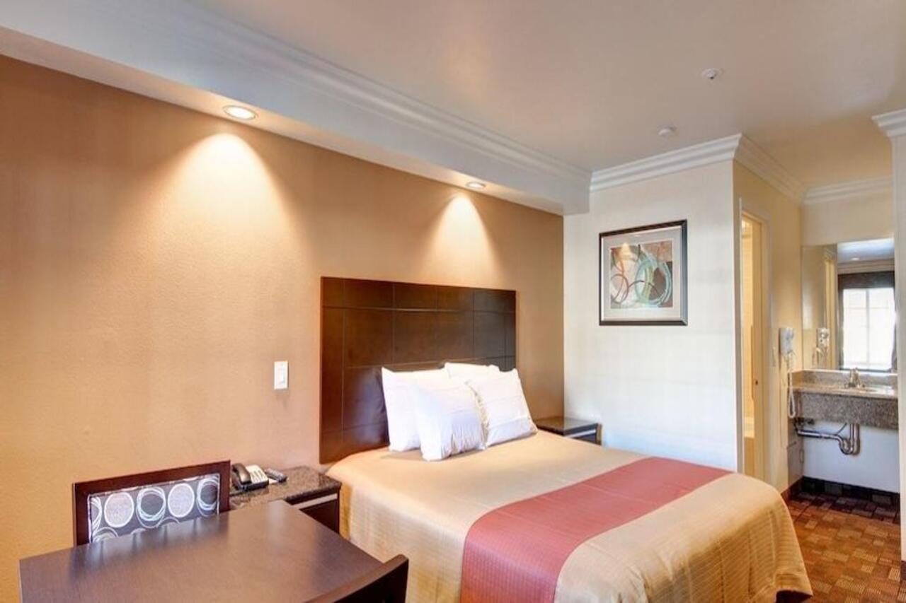 Ontario Inn & Suites Montclair Exteriér fotografie