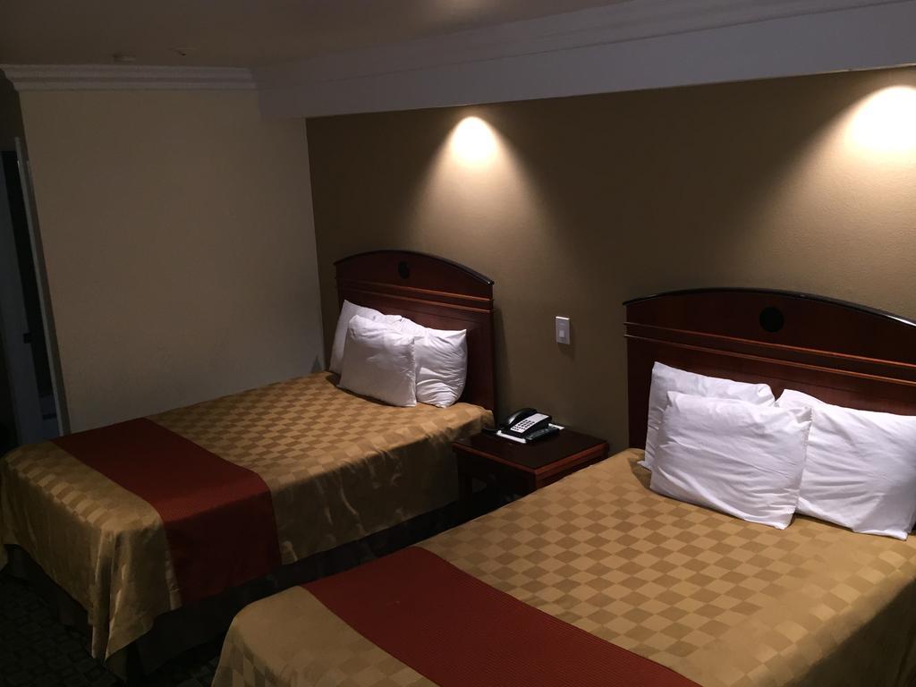 Ontario Inn & Suites Montclair Pokoj fotografie