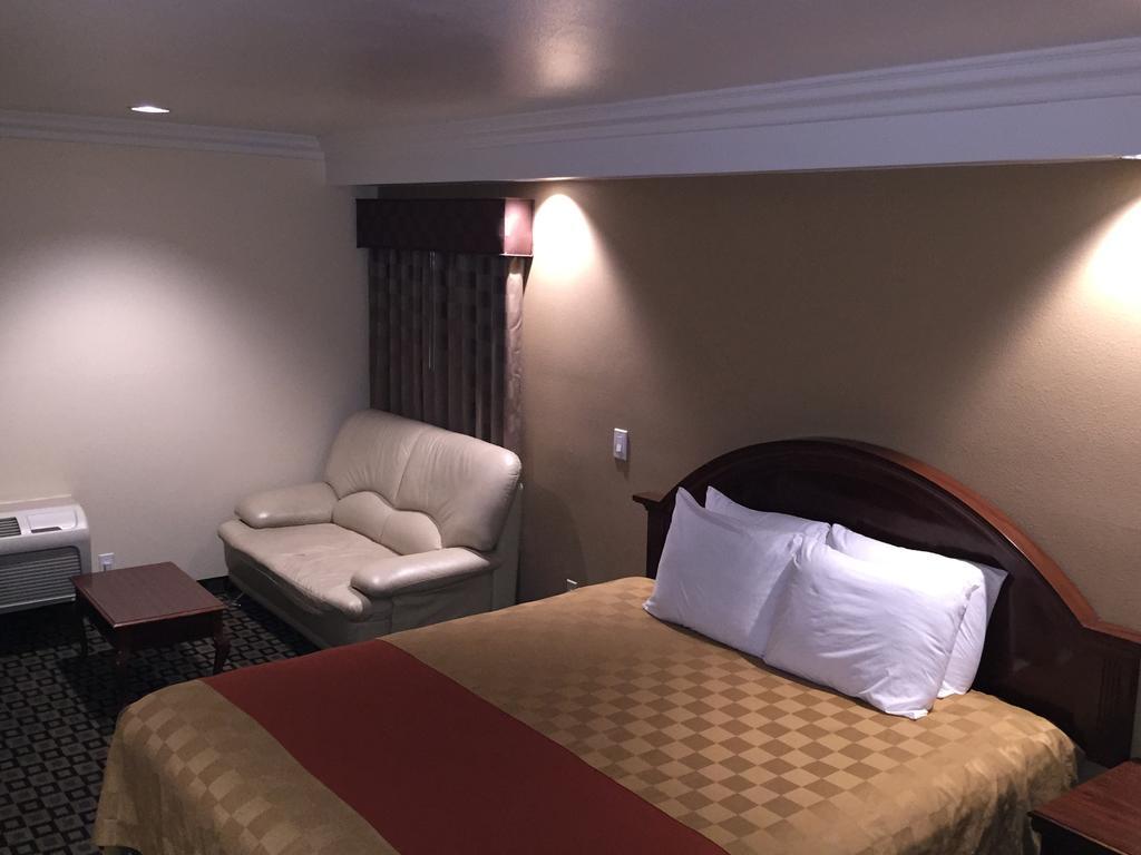 Ontario Inn & Suites Montclair Pokoj fotografie